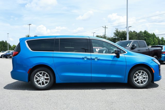 New 2027 Chrysler Pacifica Select FWD image 4