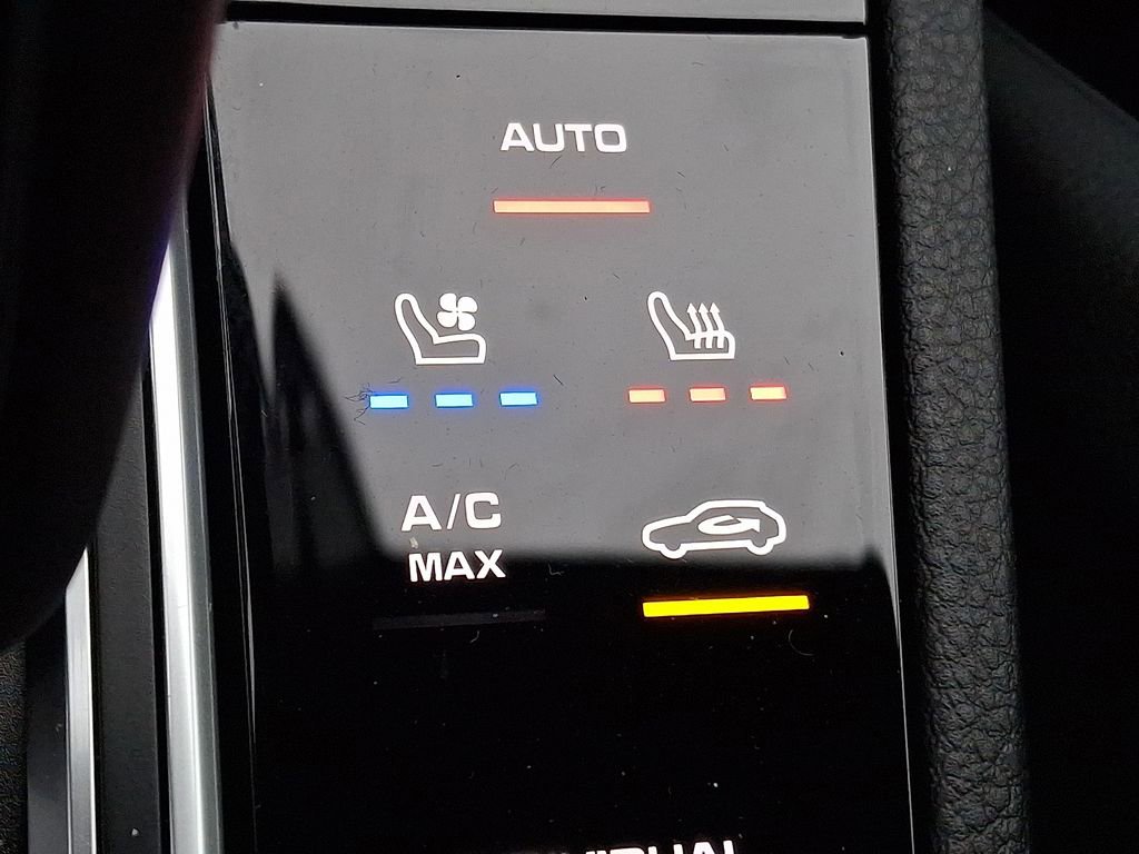 Used 2023 Porsche Cayenne w/ Premium Package image 21