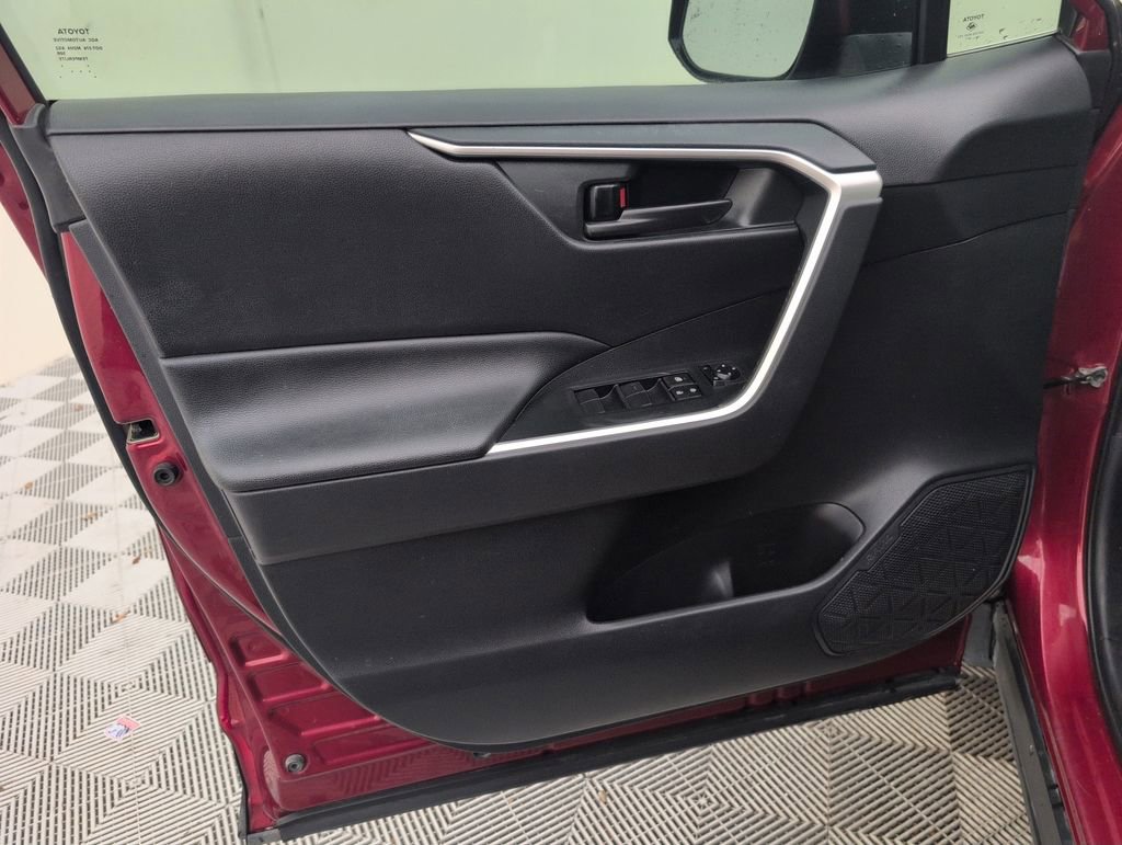 Used 2019 Toyota RAV4 LE AWD/4WD image 30