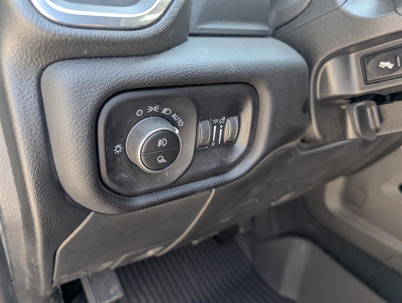 New 2025 RAM 2500 Laramie AWD/4WD image 16