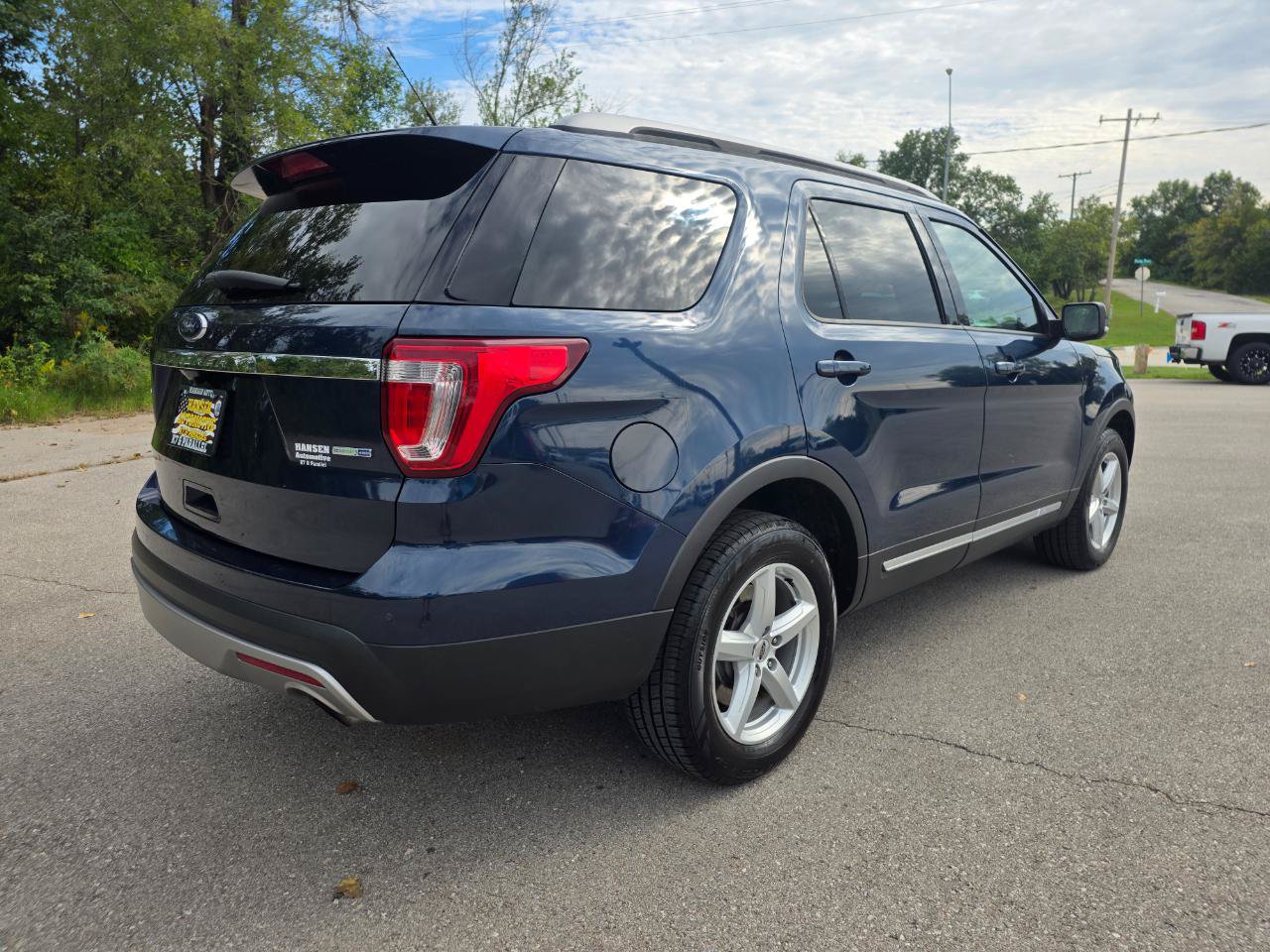 Used 2017 Ford Explorer XLT w/ Equipment Group 202A AWD/4WD image 7