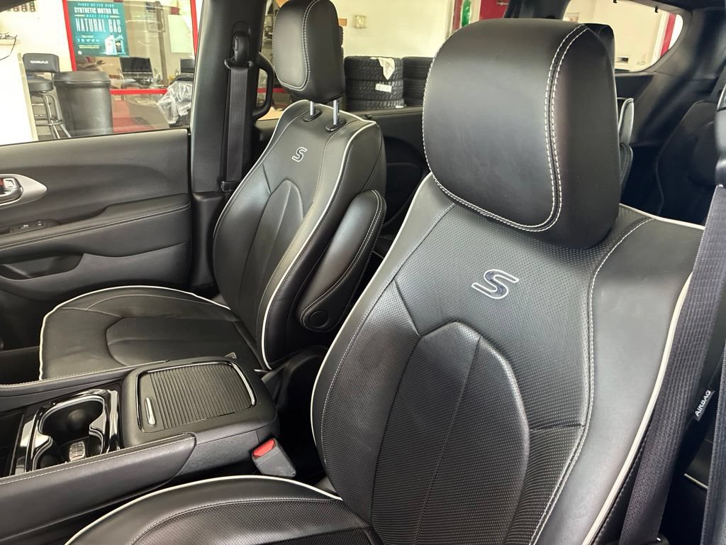 Used 2023 Chrysler Pacifica Limited w/ S Appearance Package FWD image 18