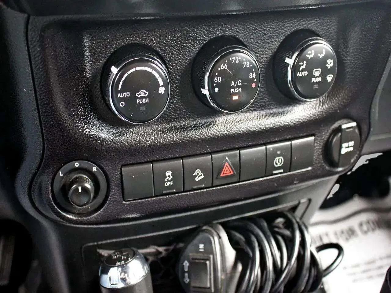 Used 2016 Jeep Wrangler Unlimited Rubicon w/ Connectivity Group image 34