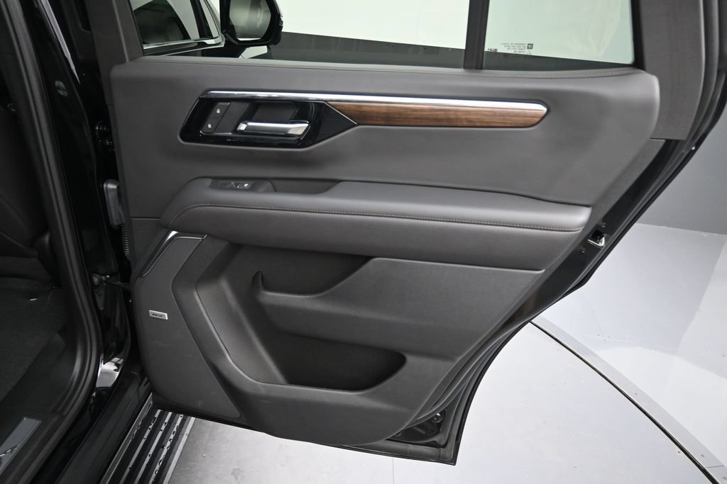 Used 2025 Chevrolet Tahoe High Country AWD/4WD image 24