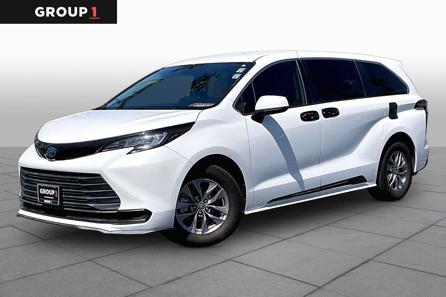 Certified 2022 Toyota Sienna LE FWD image 1
