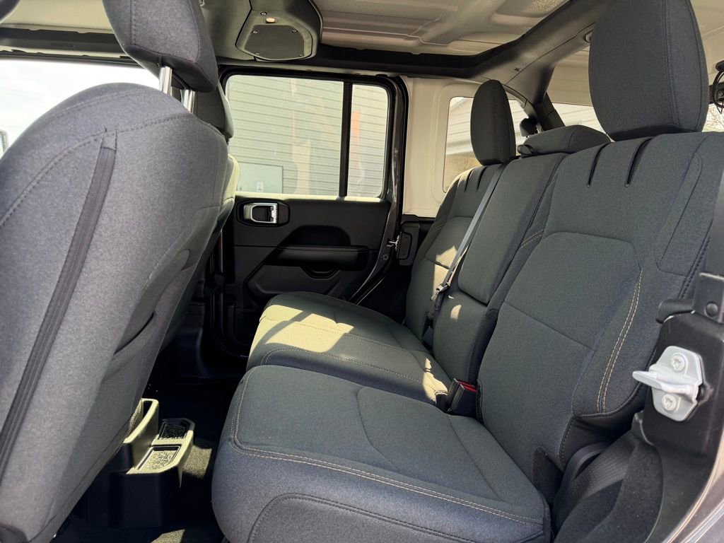 Used 2025 Jeep Wrangler Unlimited Sahara image 16