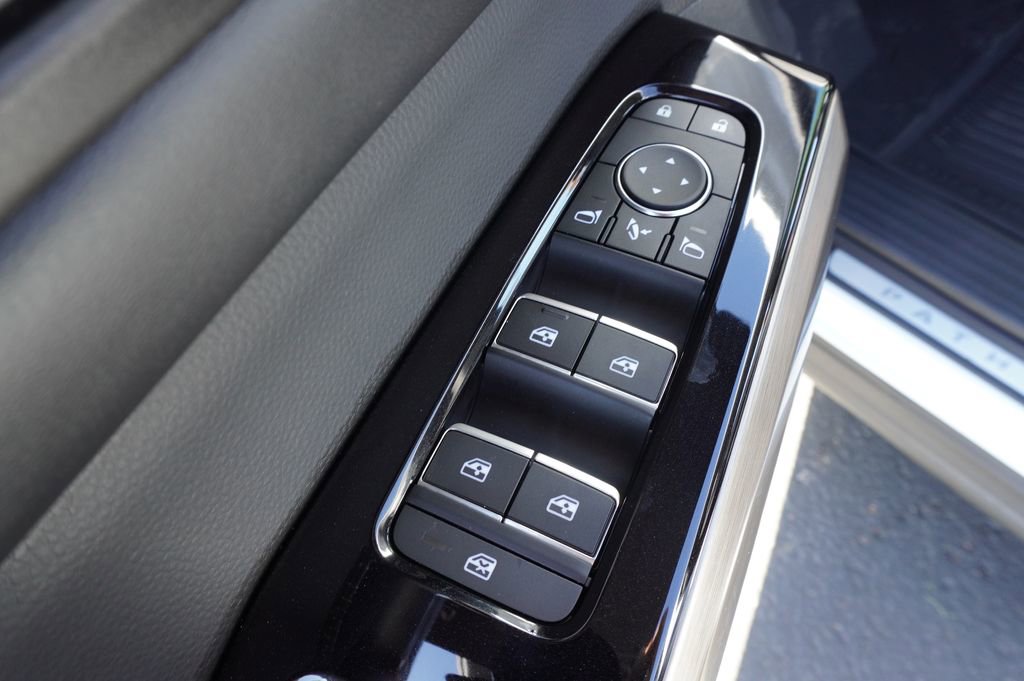 Certified 2025 Nissan Pathfinder Platinum AWD/4WD image 16