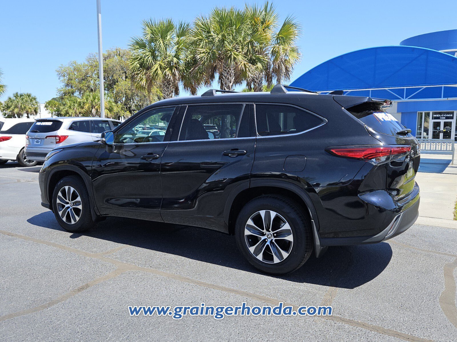 Used 2022 Toyota Highlander XLE image 3
