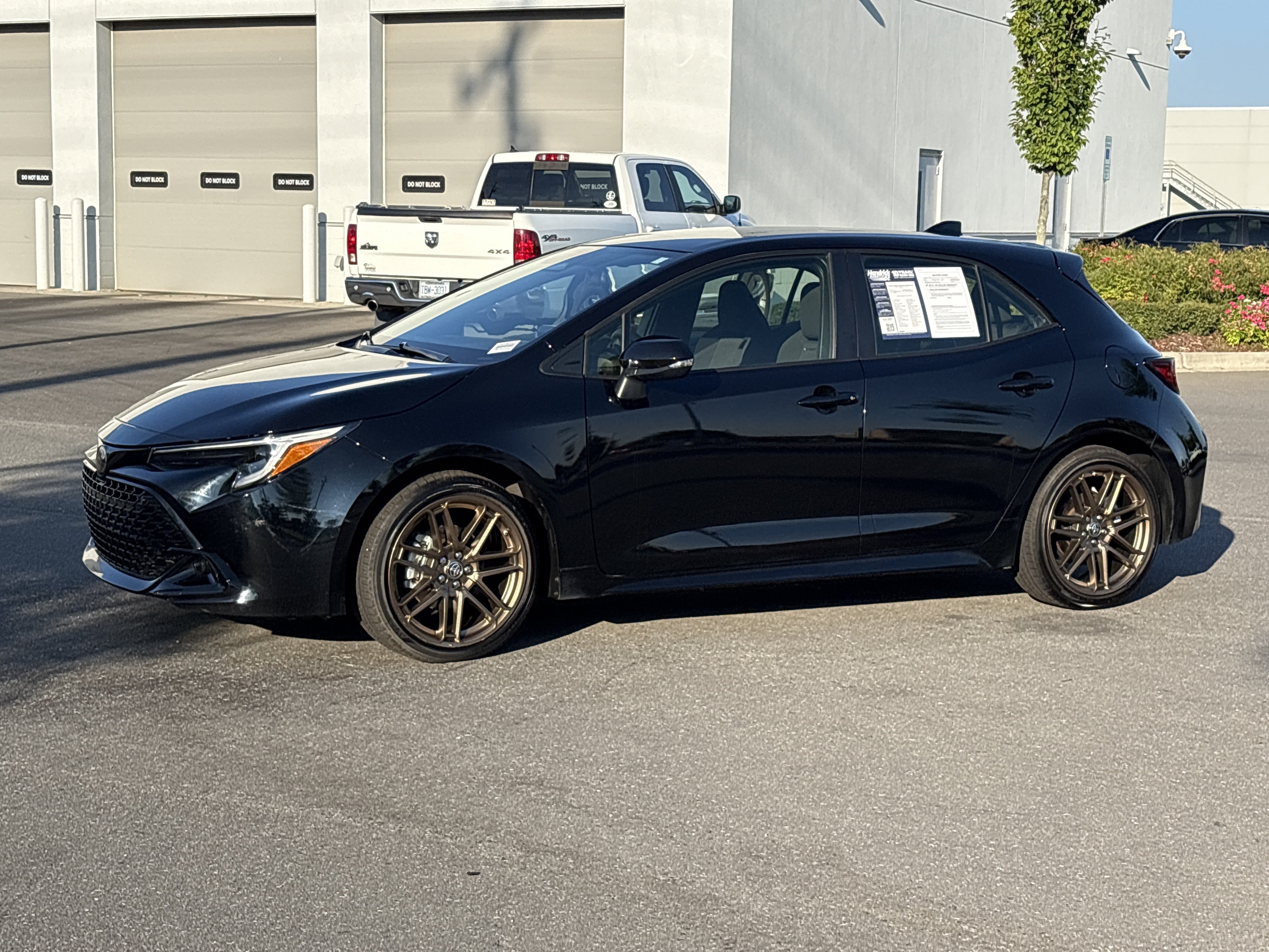Used 2025 Toyota Corolla Hatchback w/ SE Package FWD image 6