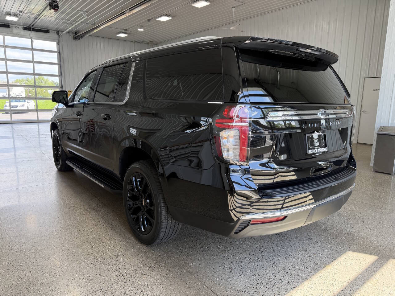 Used 2024 Chevrolet Suburban LT w/ Luxury Package AWD/4WD image 3