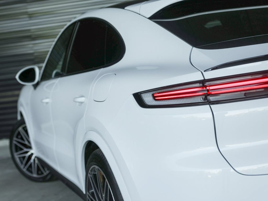 New 2026 Porsche Cayenne E-Hybrid Coupe AWD/4WD image 13