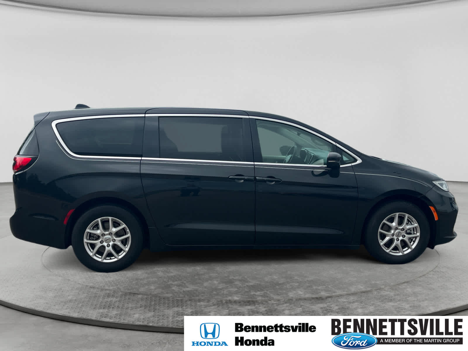 Used 2023 Chrysler Pacifica Touring-L FWD image 4