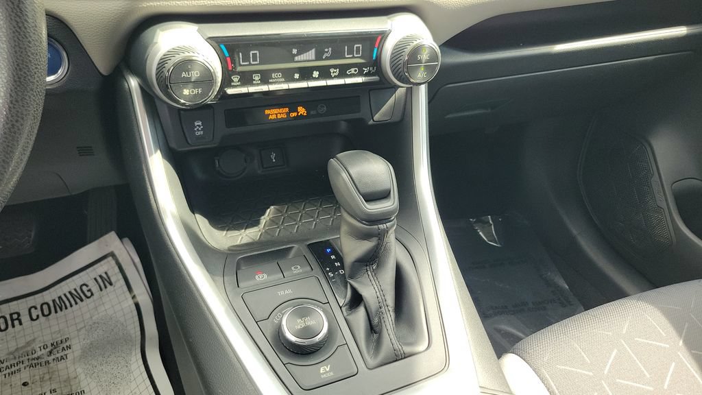 Used 2020 Toyota RAV4 XLE AWD/4WD image 17