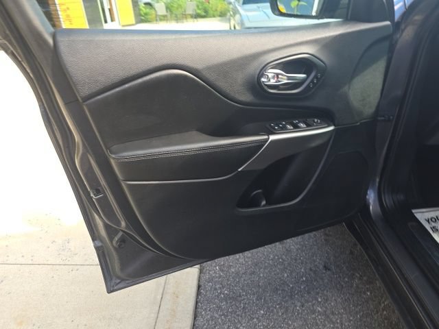 Used 2019 Jeep Cherokee High Altitude AWD/4WD image 10