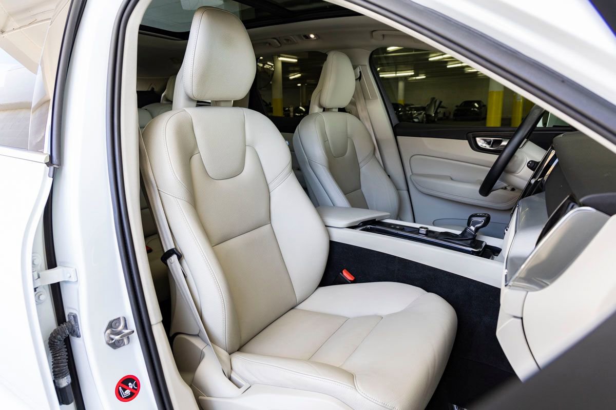 Used 2018 Volvo XC60 T5 Momentum w/ Vision Package image 30