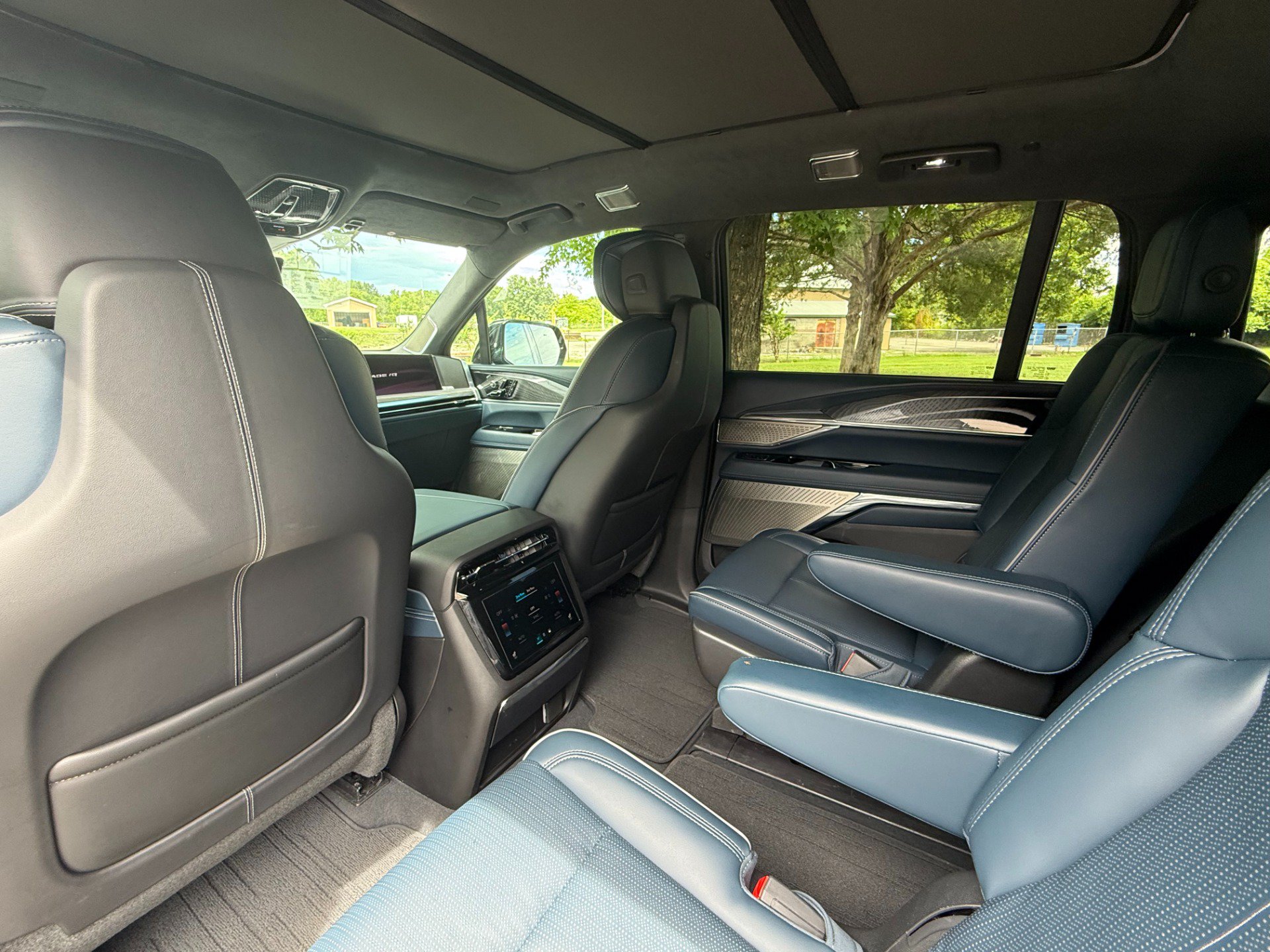 Used 2025 Cadillac Escalade IQ Luxury 2 w/ LPO, Premium Carpet Package AWD/4WD image 14