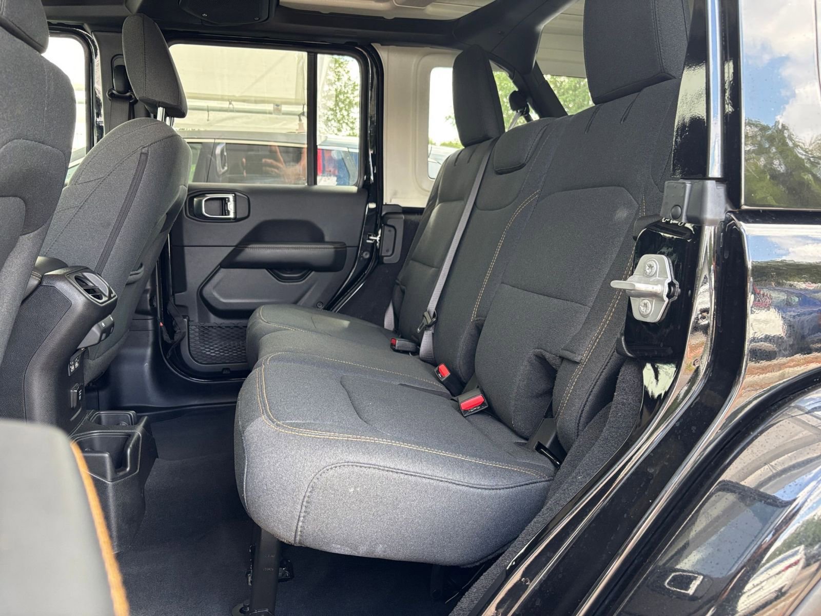 Used 2025 Jeep Wrangler Unlimited Sahara AWD/4WD image 24