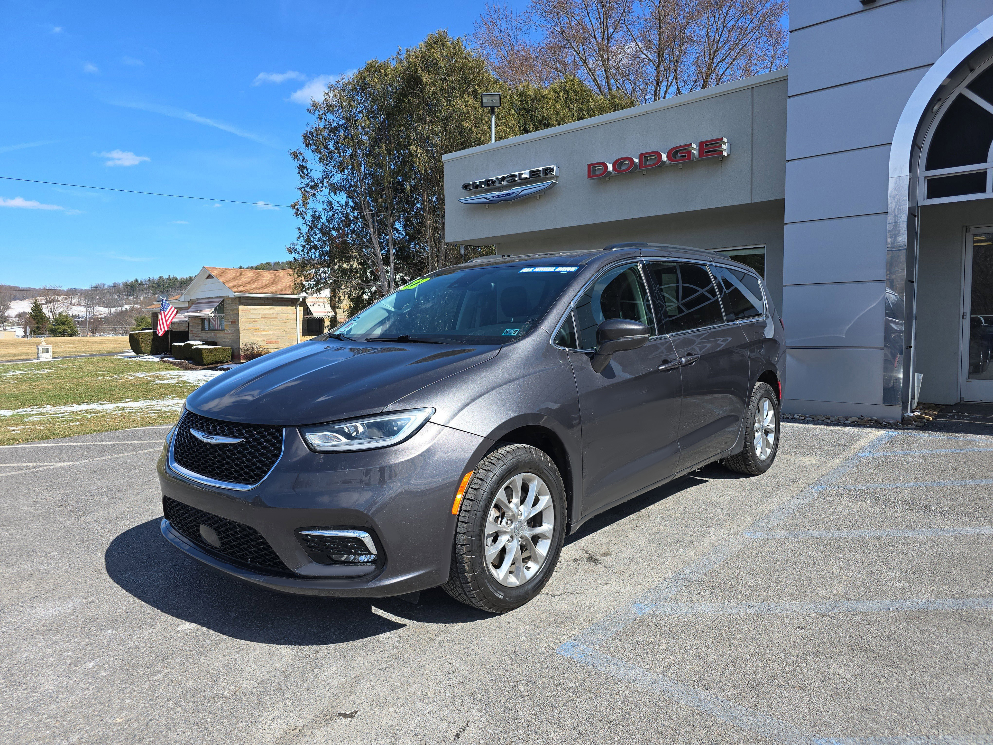 Used 2022 Chrysler Pacifica Touring-L image 8