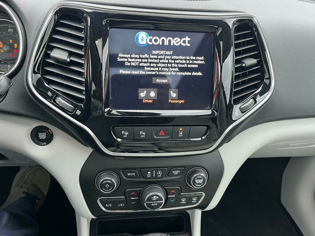 Used 2021 Jeep Cherokee Limited image 32