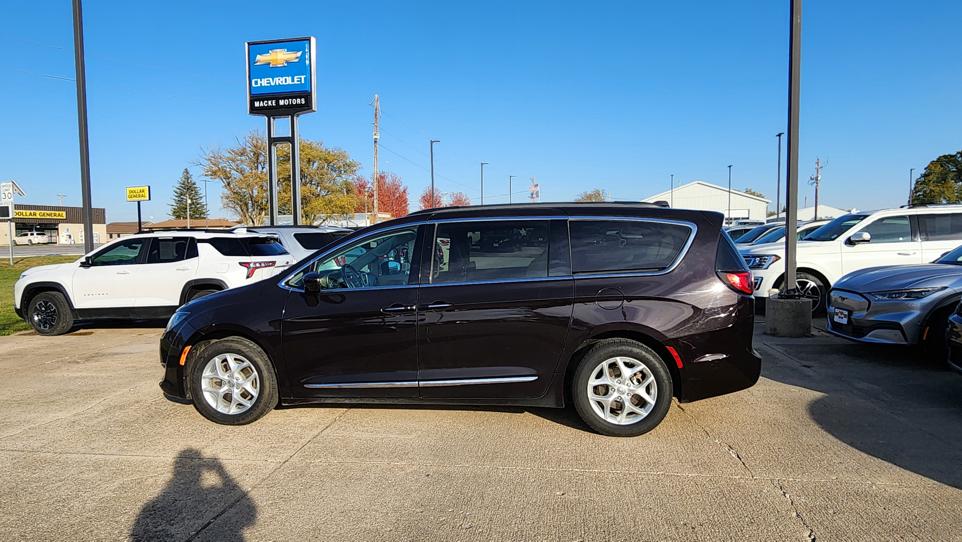 Used 2017 Chrysler Pacifica Touring-L w/ Tire & Wheel Group image 6