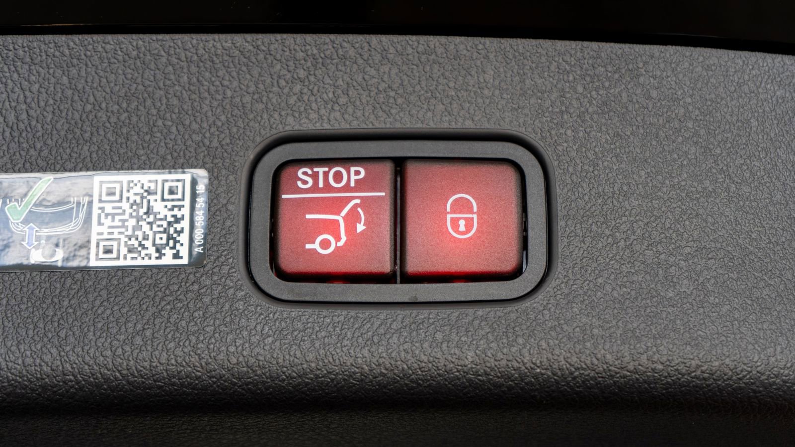 Used 2025 Mercedes-Benz GLC 350e 4MATIC image 34