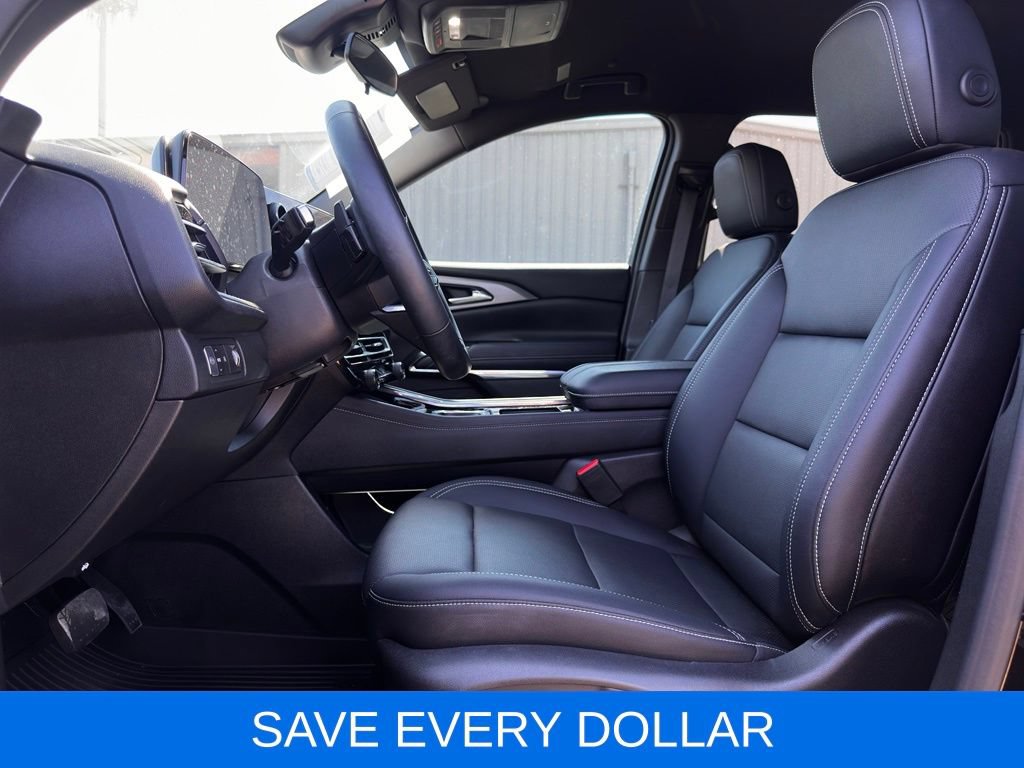 Used 2025 Chevrolet Traverse LT w/ Midnight/Sport Edition FWD image 10