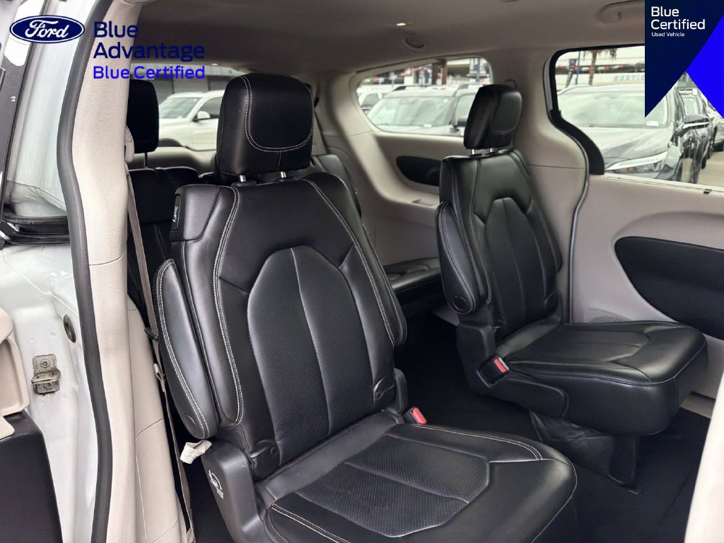 Used 2023 Chrysler Pacifica Touring-L FWD image 11