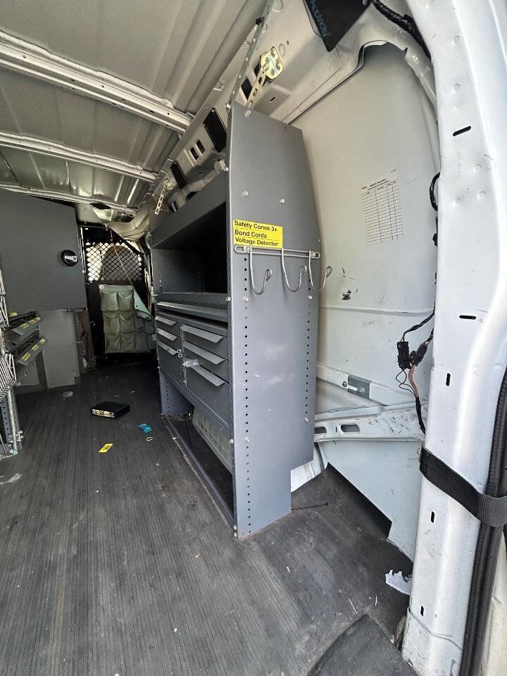 Used 2011 Chevrolet Express 2500 image 3