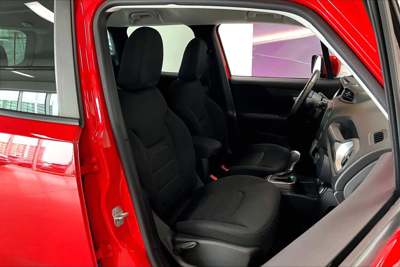 Used 2018 Jeep Renegade Latitude w/ Cold Weather Group AWD/4WD image 11
