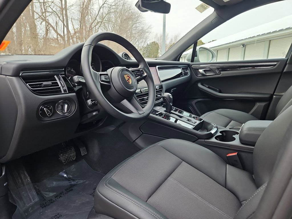 Certified 2025 Porsche Macan image 4