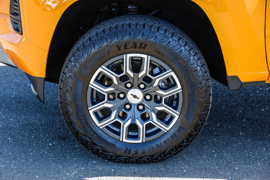 Used 2026 Chevrolet Colorado Z71 w/ Technology Package AWD/4WD image 15