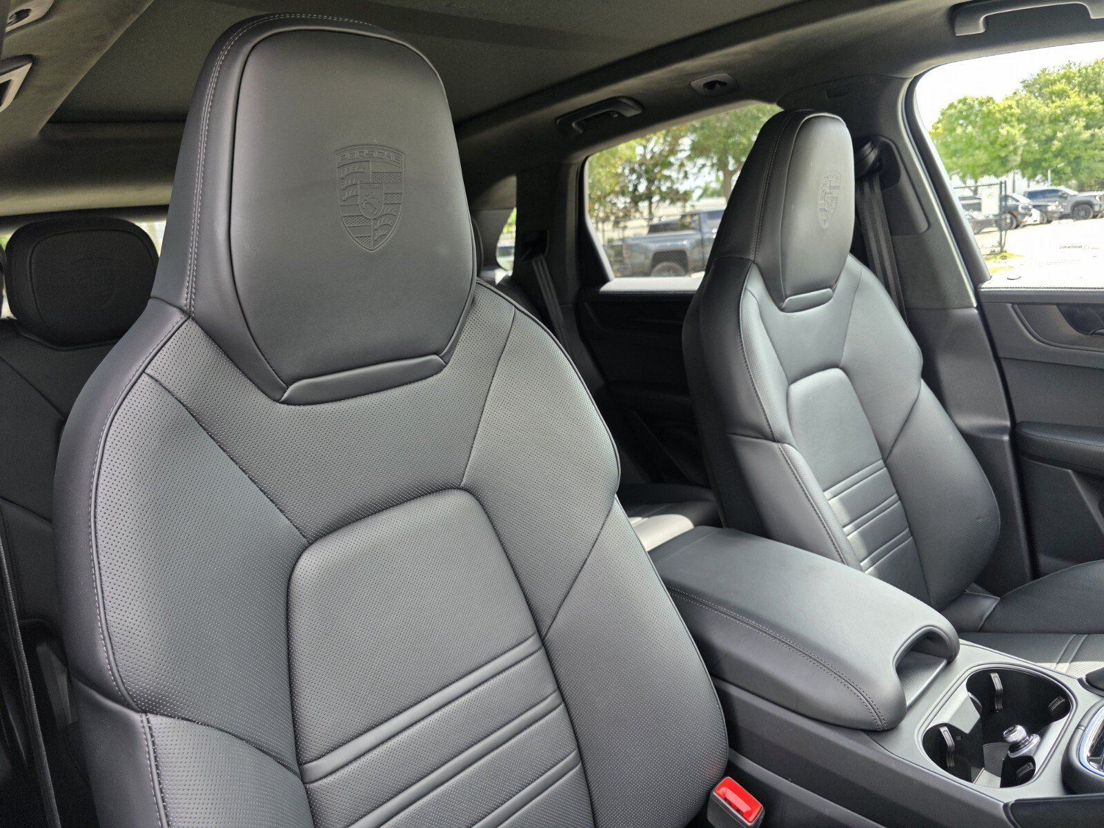 Used 2025 Porsche Cayenne GTS AWD/4WD image 29