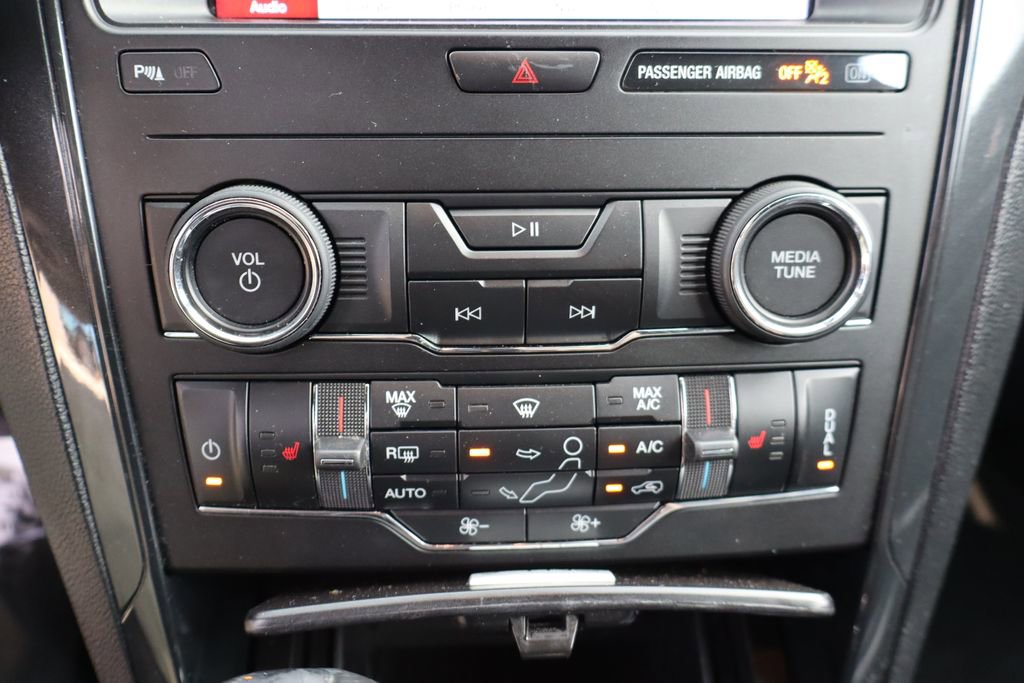 Used 2019 Ford Explorer XLT w/ Equipment Group 202A AWD/4WD image 22