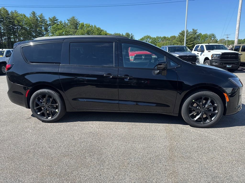 New 2027 Chrysler Pacifica Limited AWD/4WD image 6