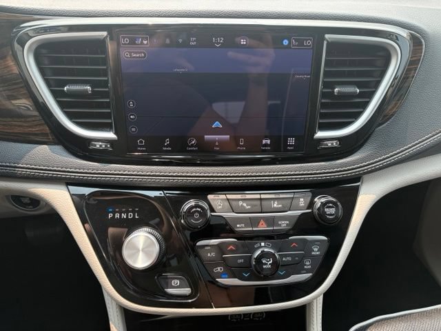 Used 2023 Chrysler Pacifica Limited FWD image 32