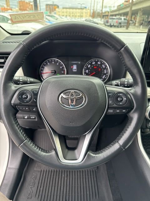 Used 2022 Toyota RAV4 XLE Premium image 22