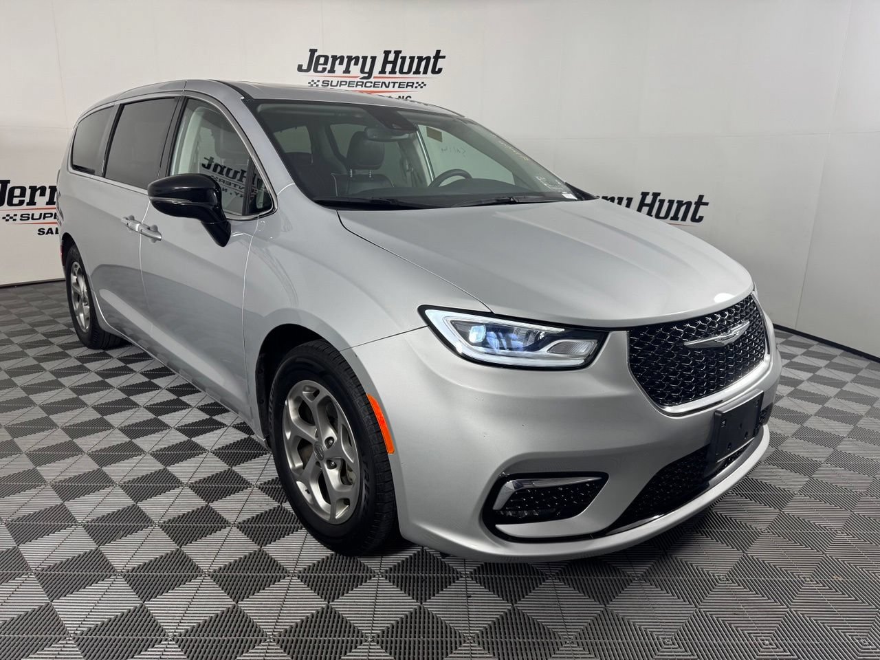 Used 2024 Chrysler Pacifica Limited FWD image 6