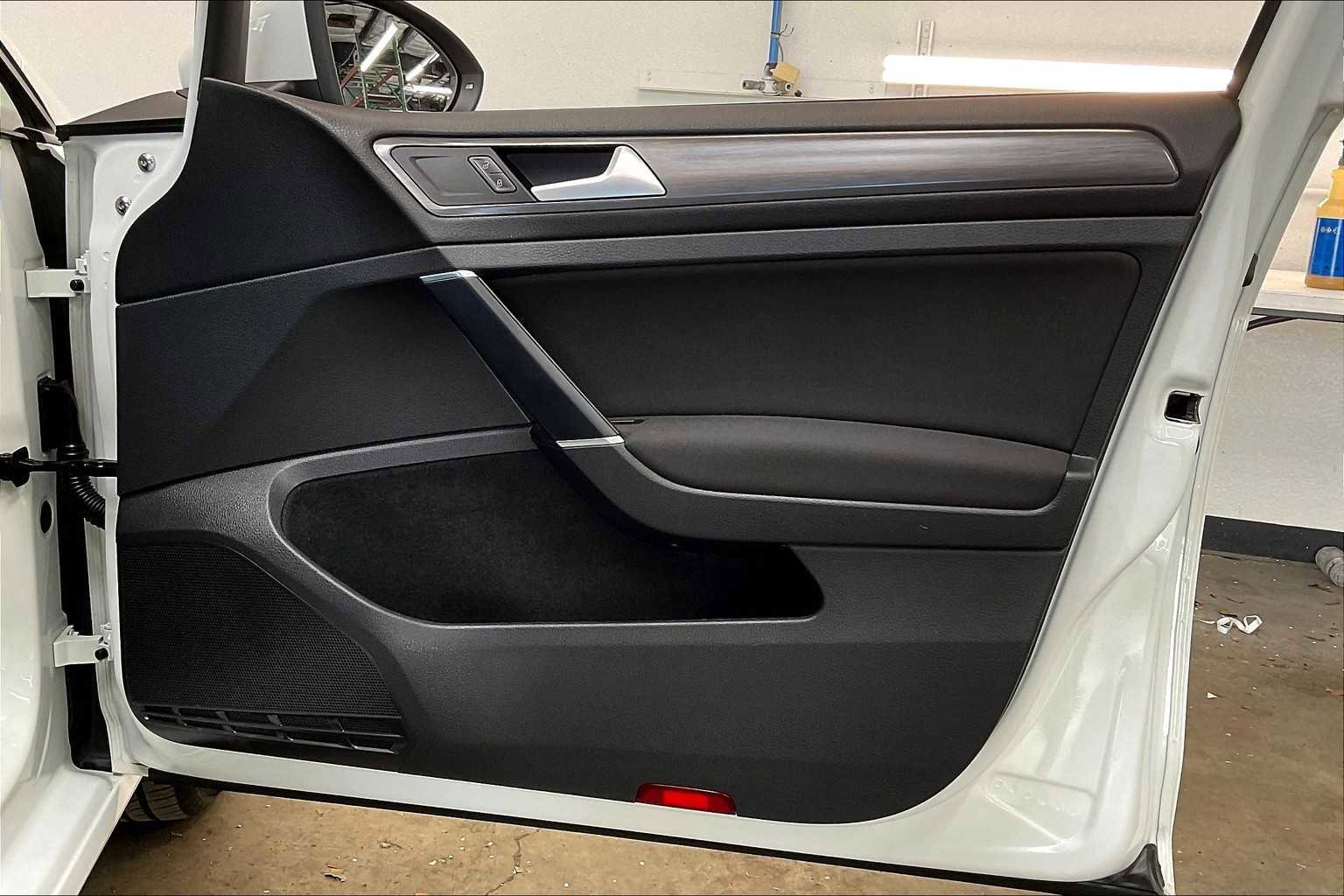 Used 2019 Volkswagen e-Golf SE w/ Driver Assistance Package image 27