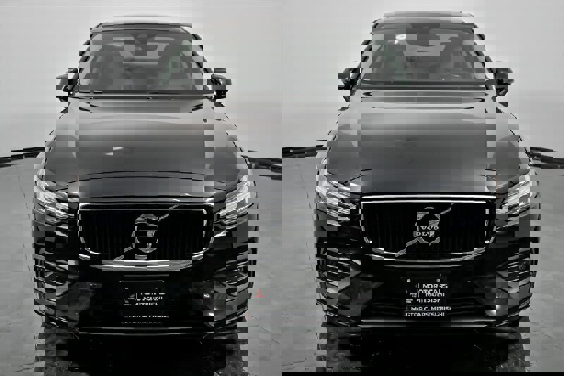 Used 2021 Volvo S60 T6 Momentum w/ Premium Package image 4