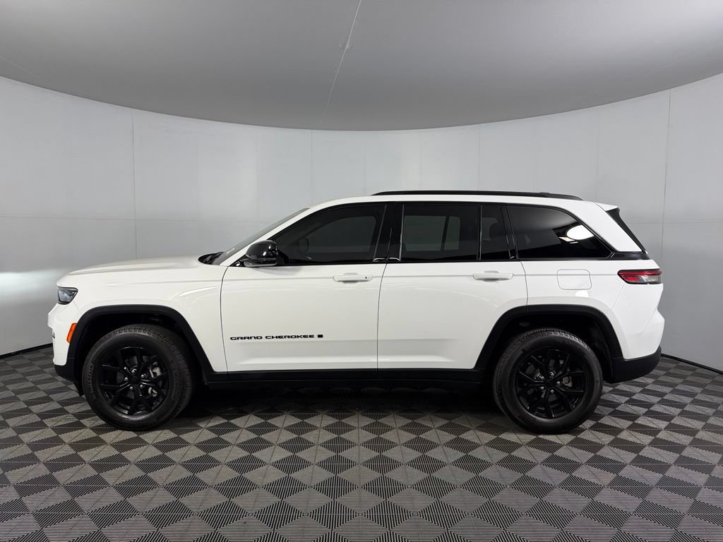 Certified 2025 Jeep Grand Cherokee Altitude AWD/4WD image 10