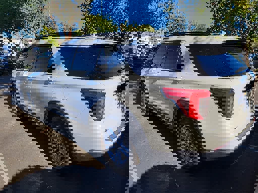 Used 2022 Ford Explorer XLT w/ Equipment Group 202A image 4