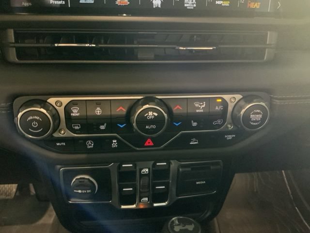 Used 2025 Jeep Wrangler Unlimited Sahara w/ Technology Group AWD/4WD image 21