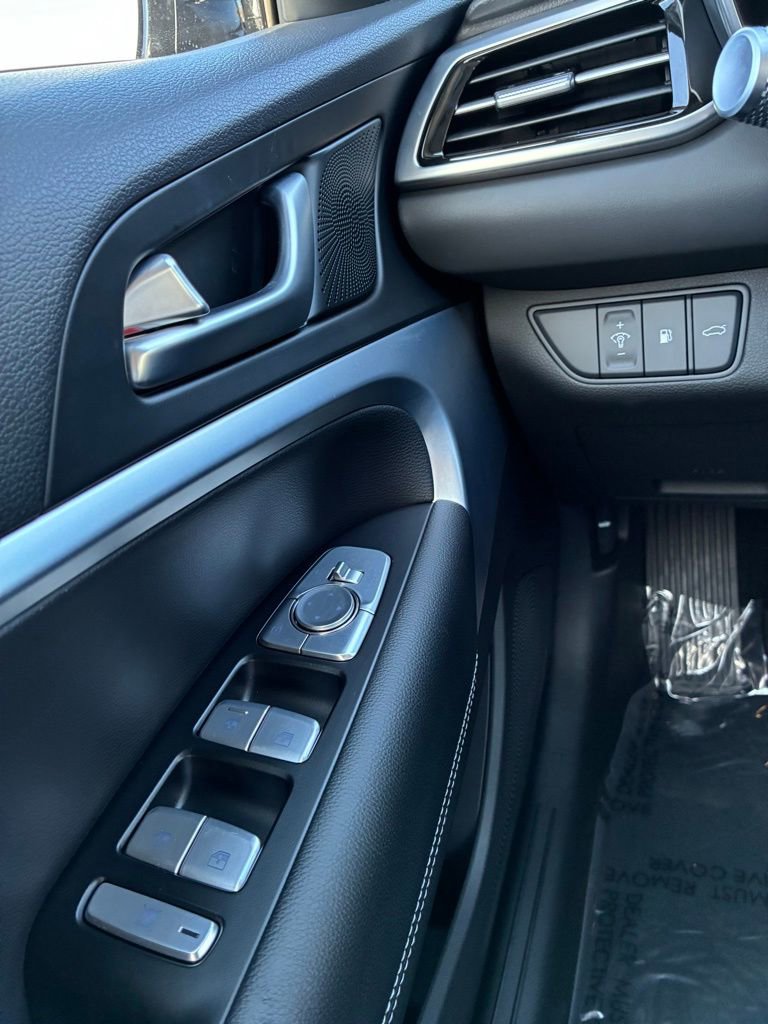 Used 2025 Genesis G70 2.5T image 20