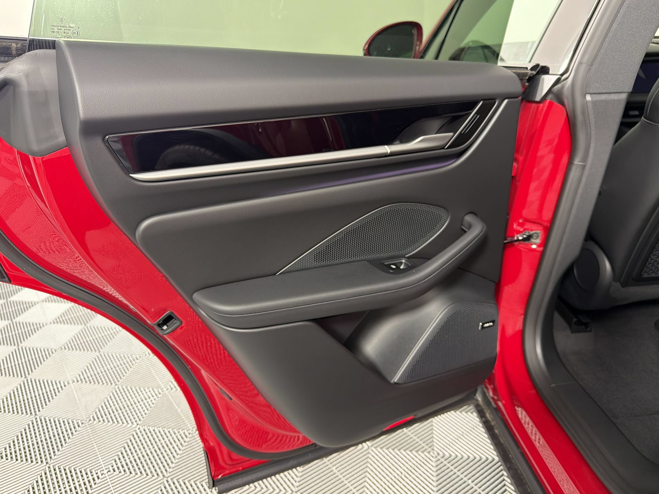 New 2026 Porsche Macan Electric RWD image 29