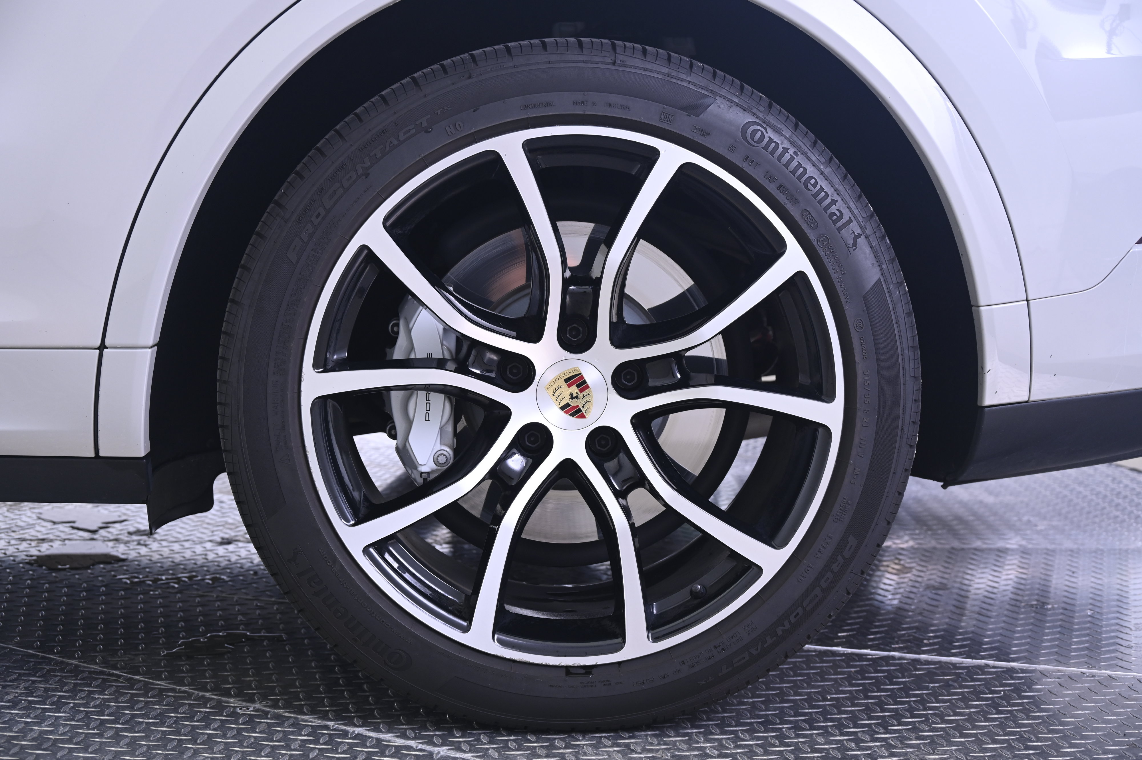 Certified 2023 Porsche Cayenne Turbo AWD/4WD image 12