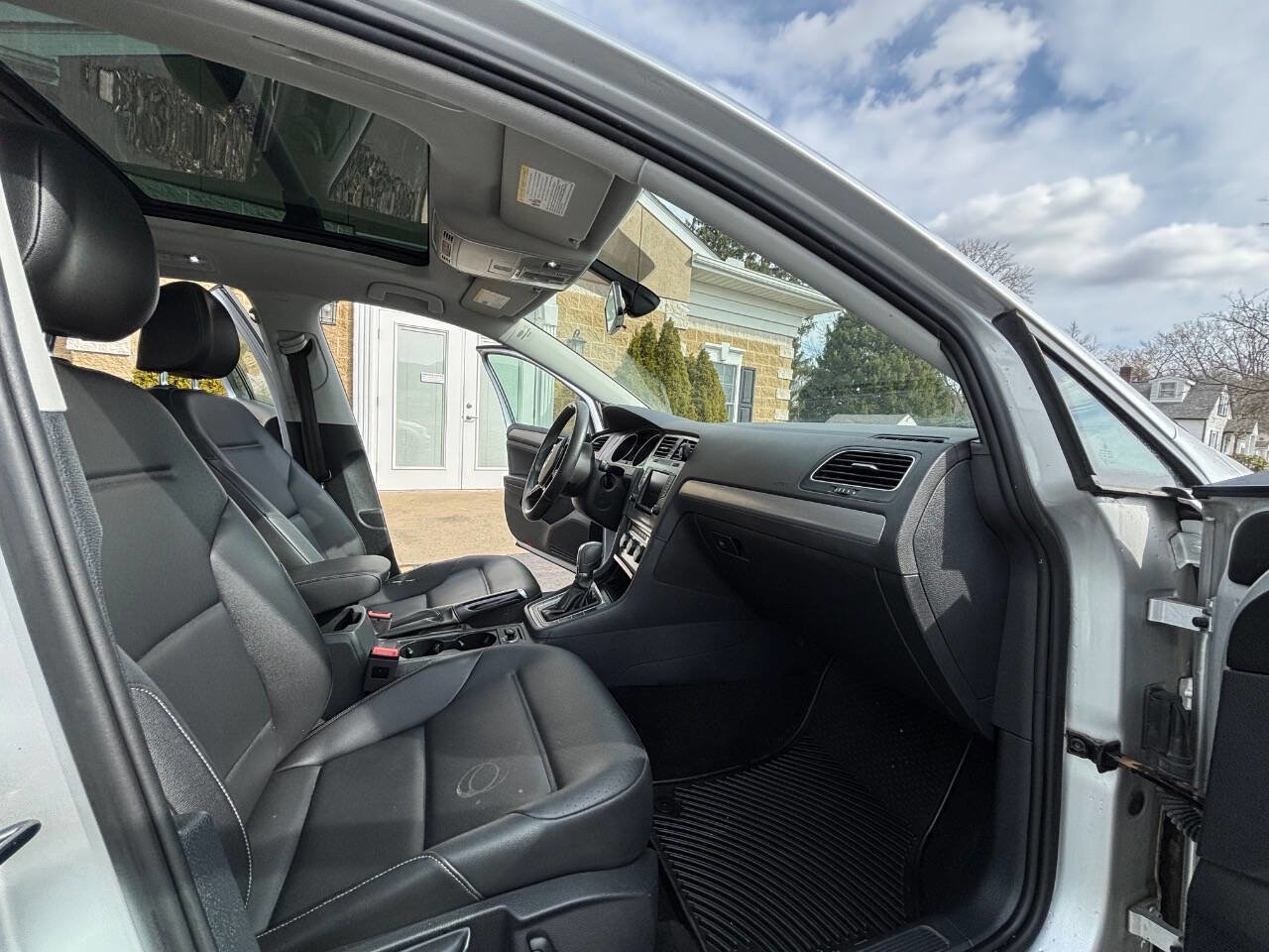 Used 2016 Volkswagen Golf SE image 8