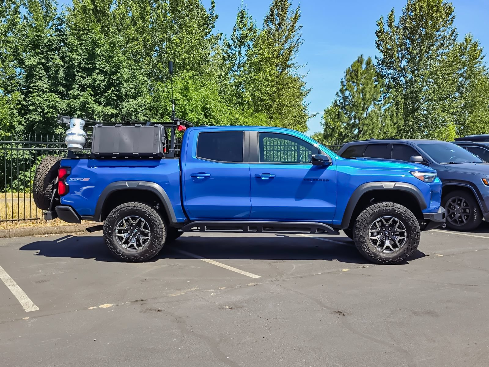 Used 2023 Chevrolet Colorado ZR2 w/ ZR2 Convenience Package III AWD/4WD image 2