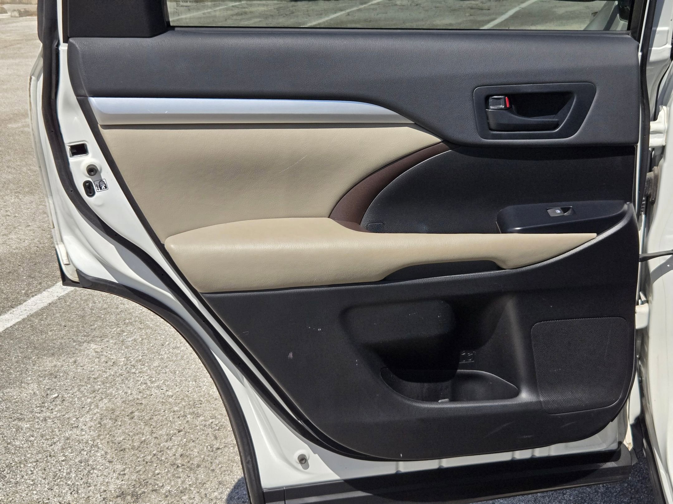 Used 2019 Toyota Highlander LE FWD image 16