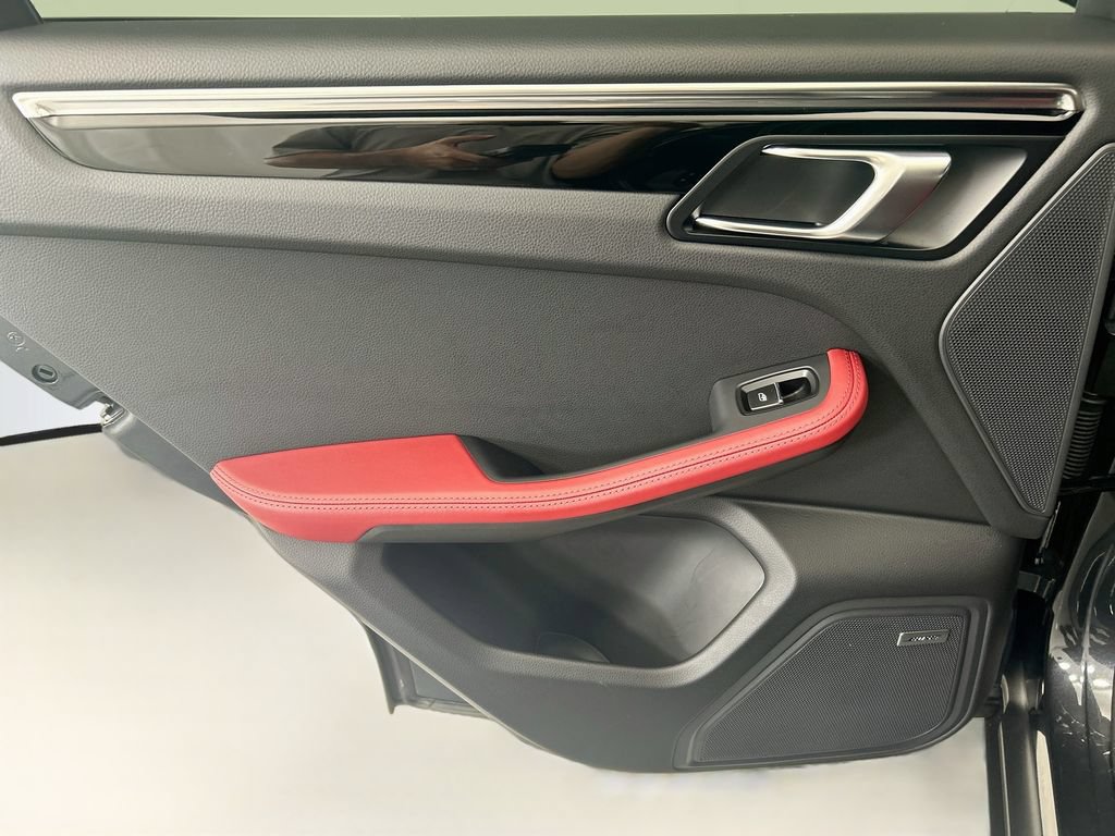 Certified 2025 Porsche Macan AWD/4WD image 25