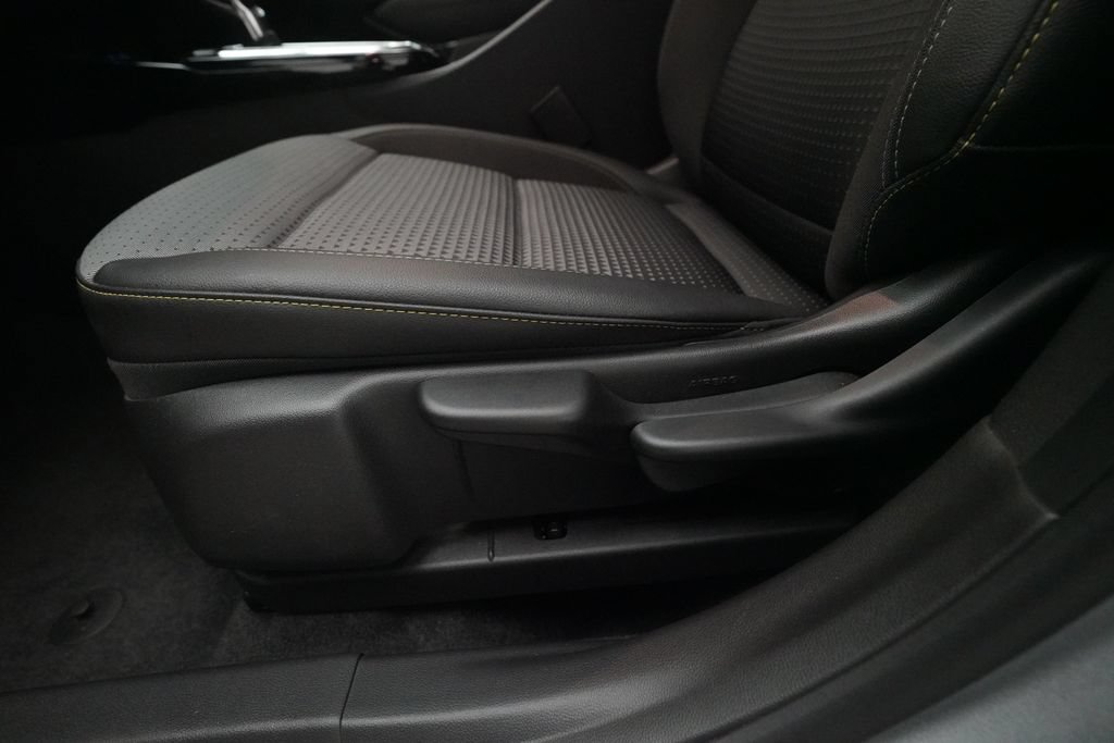 Used 2024 Chevrolet Trax LT w/ Driver Confidence Package FWD image 33